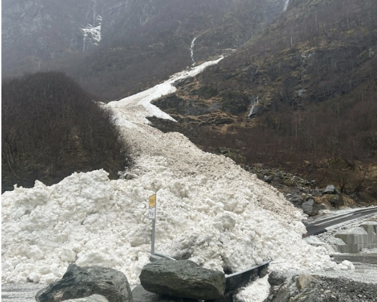 MILDVÆR: Det løsna mange skred på Vestlandet tidligere i uka. Her fra Voss/Gudvangen onsdag 5. mars. Foto: Håvard@NVE / regobs MILDVÆR: Det løsna mange skred på Vestlandet tidligere i uka. Her fra Voss/Gudvangen onsdag 5. mars. Foto: Håvard@NVE / regobs