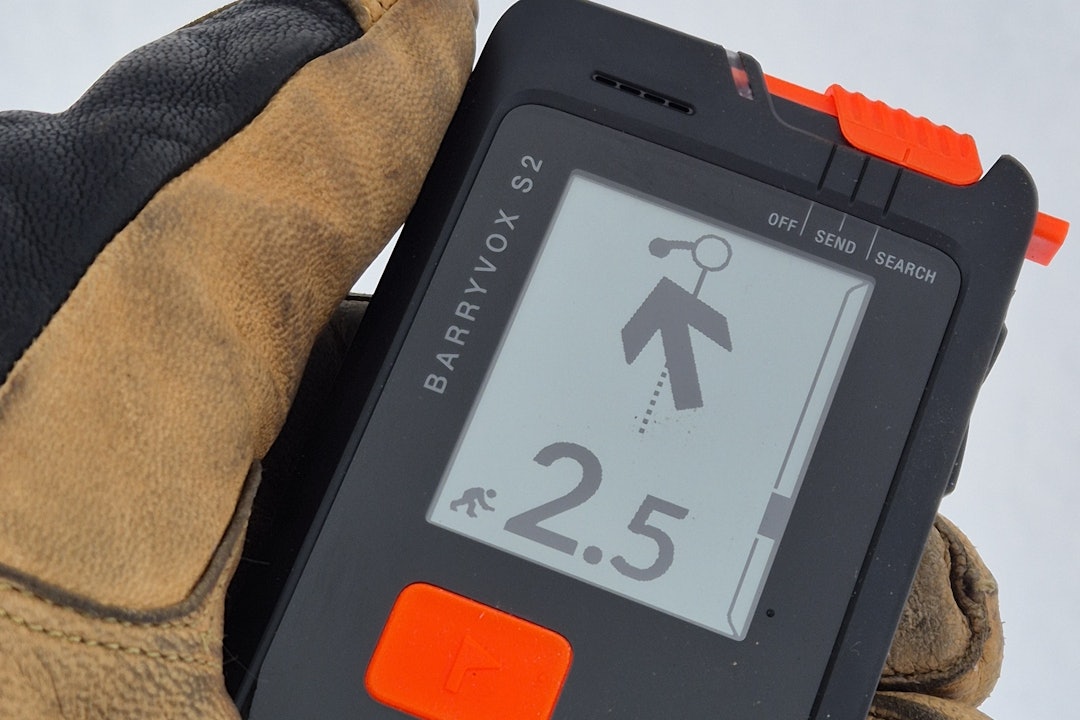 Vi har testet nye Mammut Barryvox S2. Foto: Christer Lundberg Nes sender/mottaker i hanskekledt hånd