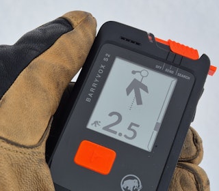 Vi har testet nye Mammut Barryvox S2. Foto: Christer Lundberg Nes sender/mottaker i hanskekledt hånd