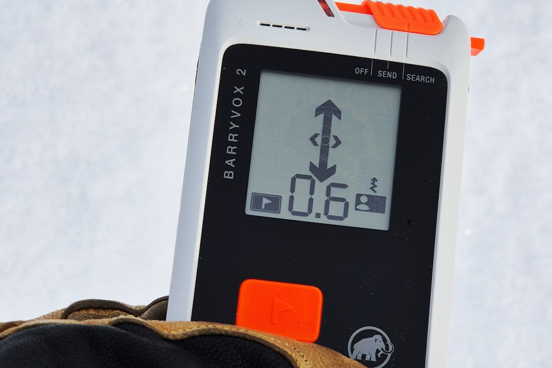 Vi har testet Mammuts nye sender/mottaker Barryvox 2. Foto: Christer Lundberg Nes skredsøker i hanskekledt hånd