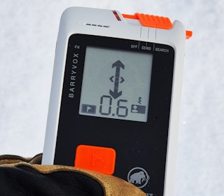 Vi har testet Mammuts nye sender/mottaker Barryvox 2. Foto: Christer Lundberg Nes skredsøker i hanskekledt hånd