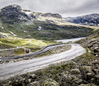 VILL VEST: Gamle Haukelivegen er stengt for biler, men åpen for syklister. Veien er i dag vernet. Foto: Marcus Liebold. VILL VEST: Gamle Haukelivegen er stengt for biler, men åpen for syklister. Veien er i dag vernet. Foto: Marcus Liebold.