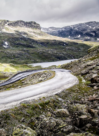 VILL VEST: Gamle Haukelivegen er stengt for biler, men åpen for syklister. Veien er i dag vernet. Foto: Marcus Liebold. VILL VEST: Gamle Haukelivegen er stengt for biler, men åpen for syklister. Veien er i dag vernet. Foto: Marcus Liebold.