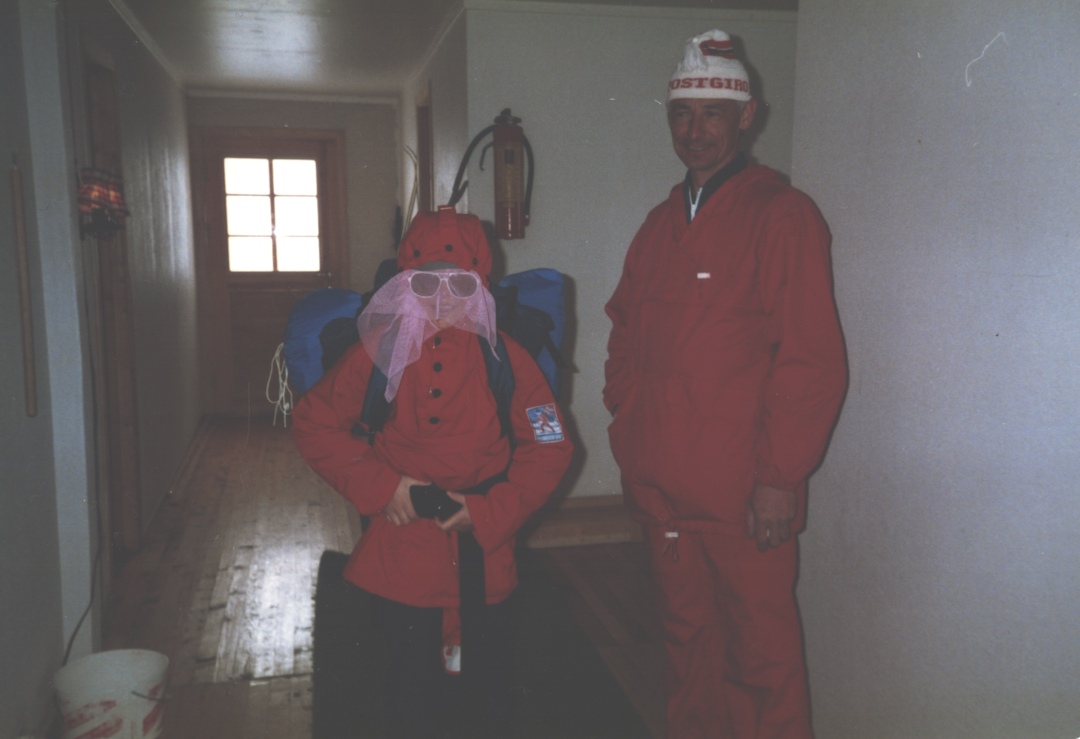 IKKE Å ANBEFALE: Det rosa solsløret måtte jeg gå med på grunn av solforbrenning som jeg pådro meg i starten av turen. Vinden rev det av. Foto: Privat IKKE Å ANBEFALE: Det rosa solsløret måtte jeg gå med på grunn av solforbrenning som jeg pådro meg i starten av turen. Vinden rev det av. Foto: Privat