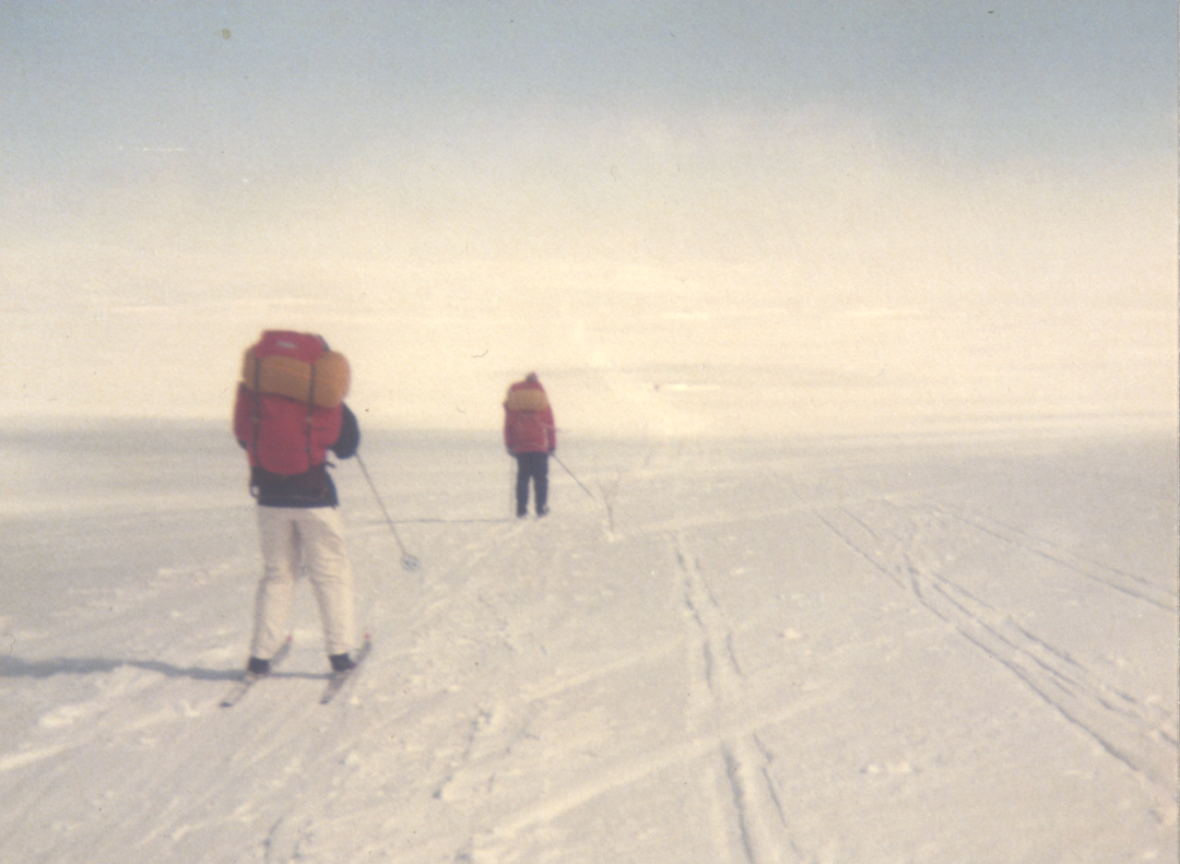 MEDVIND: Vinden tok seg kraftig opp den gangen, og førte oss mot Rauhelleren. Foto: Sveinung Espedal hardangervidda