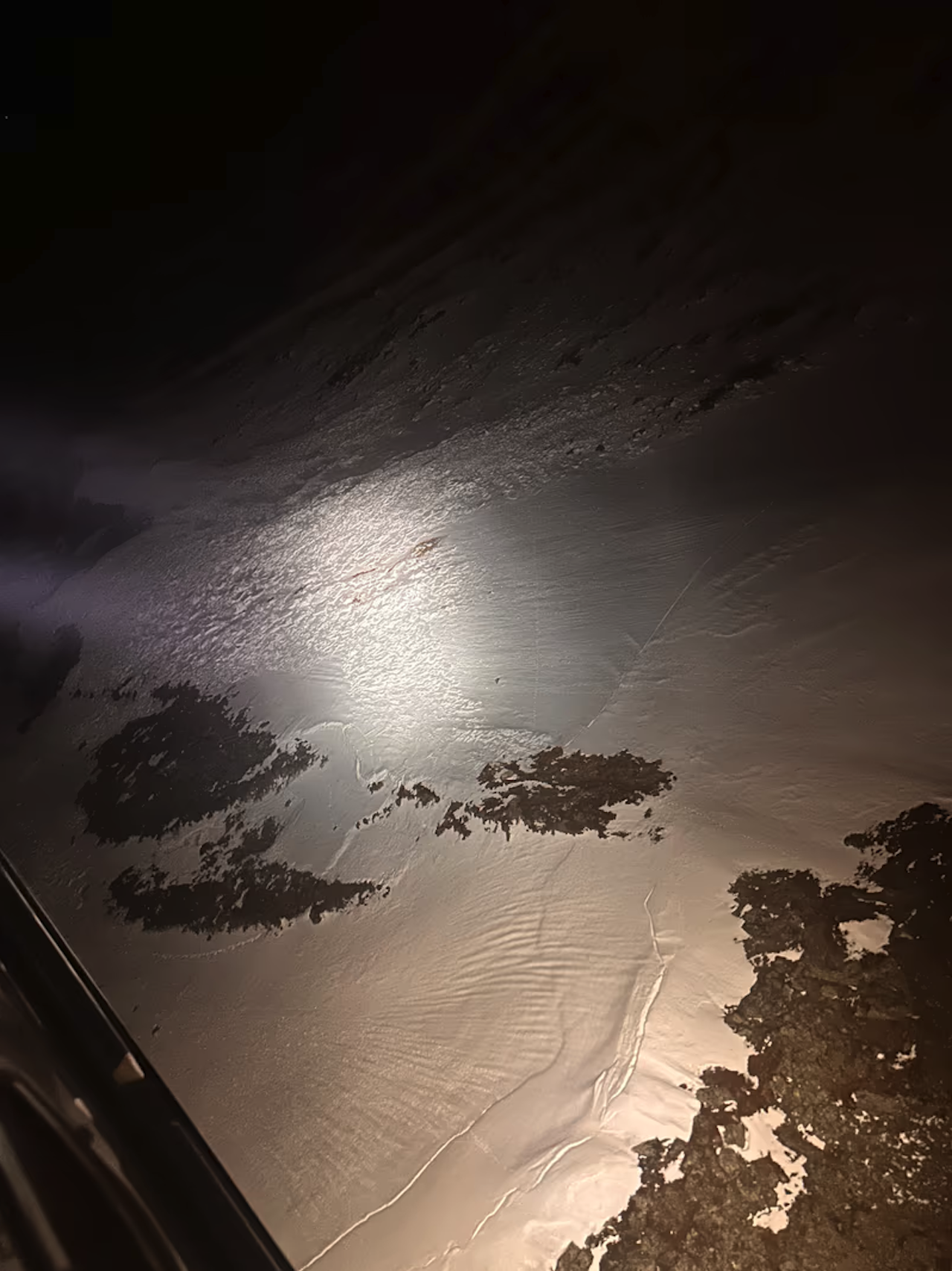 ANSLÅTT Å VÆRE 100 METER: Bilde fra skredet og søkeområdet søndag. Foto: 330 skvadron / Luftforsvaret ANSLÅTT Å VÆRE 100 METER: Bilde fra skredet og søkeområdet søndag. Foto: 330 skvadron / Luftforsvaret