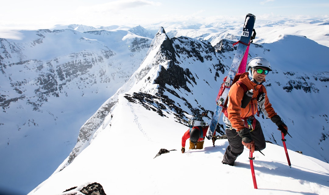 Sande er ikke ukjent for bratt terreng på ski. Her sammen med Steffen Fjelldal på Store Trolla. Foto: Tore Meirik. mann med ski på ryggen på fjellrygg