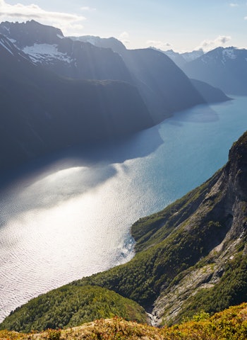 UTSYN: Her er Hjørundfjorden, frå fjellryggen vest for Salefjellet før nedstiginga mot Viddal. Foto: Gunnar Wangen utsikt over fjord hjørundfjorden