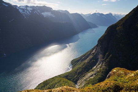 UTSYN: Her er Hjørundfjorden, frå fjellryggen vest for Salefjellet før nedstiginga mot Viddal. Foto: Gunnar Wangen utsikt over fjord hjørundfjorden