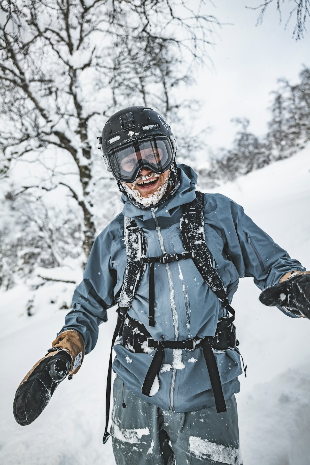 Når livet kaster snøstormer, vokser du på kaos eller lar det knekke deg? Emil Leenderts deler sine erfaringer i foredraget ‘Antifragile – Å vokse på kaos’ på High Camp Vatnahalsen. Når livet kaster snøstormer, vokser du på kaos eller lar det knekke deg? Emil Leenderts deler sine erfaringer i foredraget ‘Antifragile – Å vokse på kaos’ på High Camp Vatnahalsen.