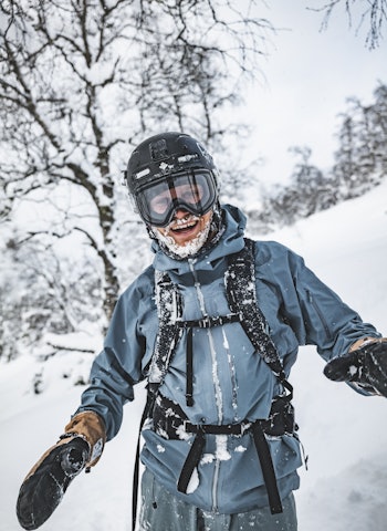 Når livet kaster snøstormer, vokser du på kaos eller lar det knekke deg? Emil Leenderts deler sine erfaringer i foredraget ‘Antifragile – Å vokse på kaos’ på High Camp Vatnahalsen. Når livet kaster snøstormer, vokser du på kaos eller lar det knekke deg? Emil Leenderts deler sine erfaringer i foredraget ‘Antifragile – Å vokse på kaos’ på High Camp Vatnahalsen.