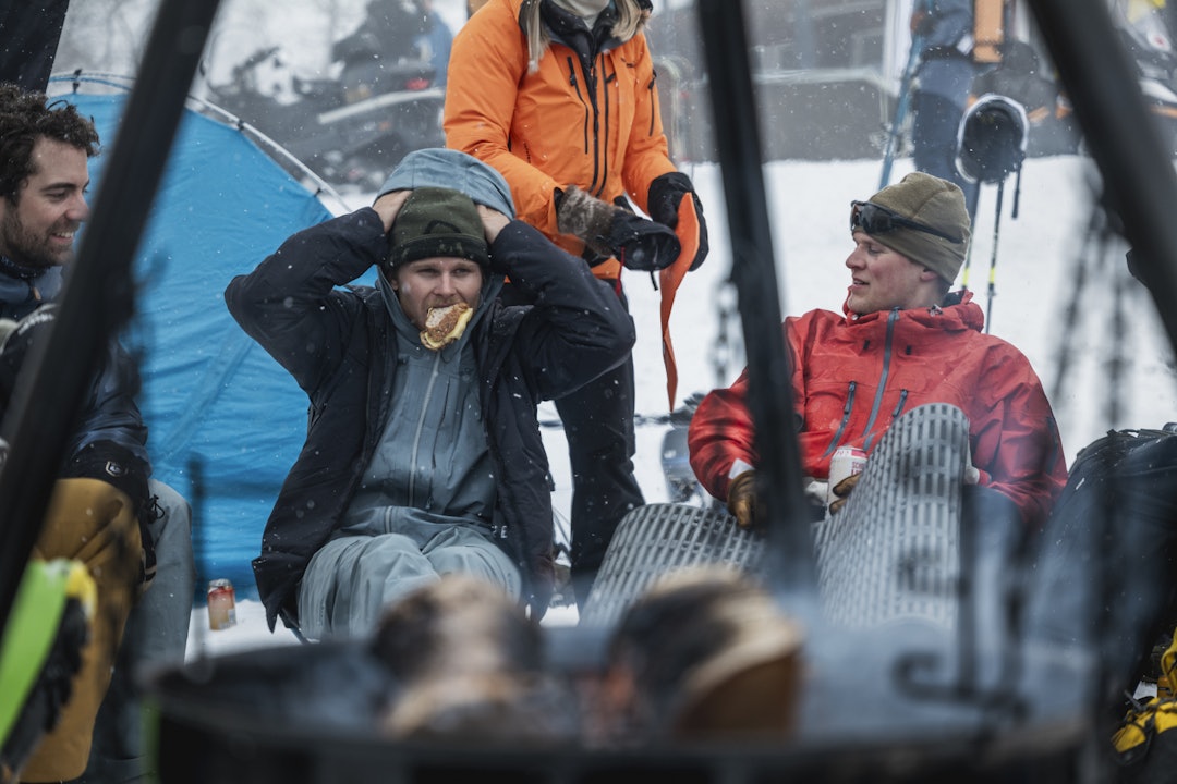 God stemning og fyr i bålpanna ved teltet til Norrøna! Ta turen innom du også. Foto: Simon Sjøkvist God stemning og fyr i bålpanna ved teltet til Norrøna! Ta turen innom du også. Foto: Simon Sjøkvist