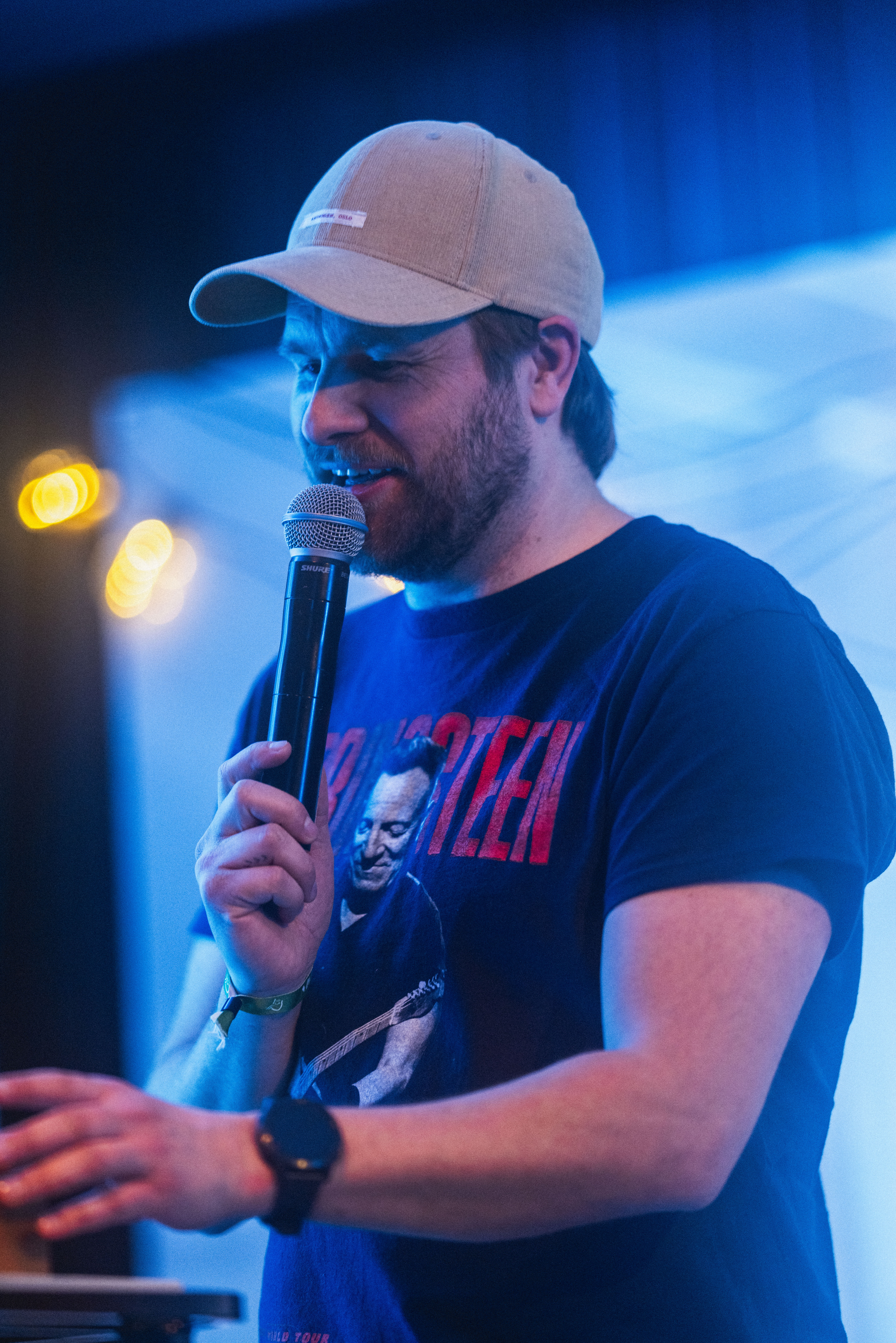 Jon Håvard Strømsnes loser deg gjennom Basar og Quiz på High Camp. Foto: Simon Sjøkvist