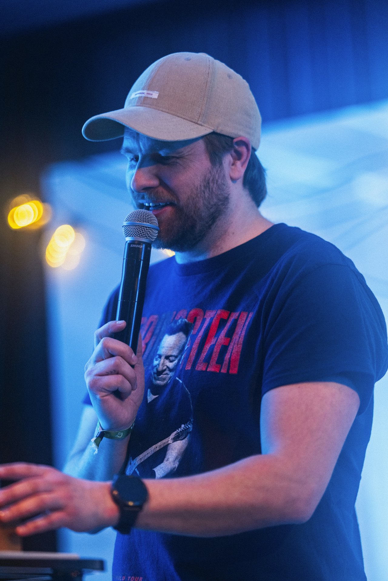 Jon Håvard Strømsnes loser deg gjennom Basar og Quiz på High Camp. Foto: Simon Sjøkvist Jon Håvard Strømsnes loser deg gjennom Basar og Quiz på High Camp. Foto: Simon Sjøkvist