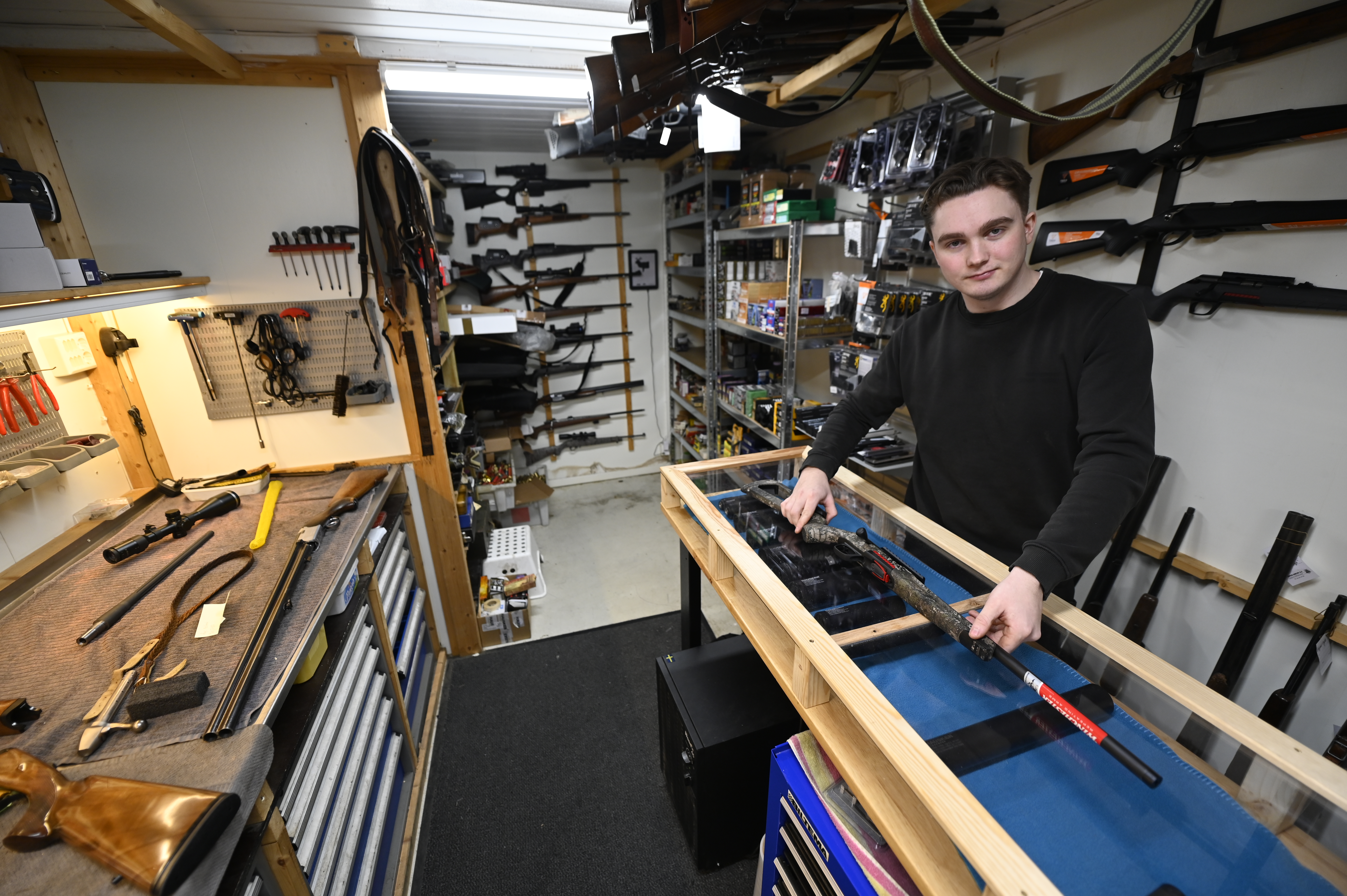 BUTIKK: Børsemaker Stana har også våpenbutikk i verkstedet. 