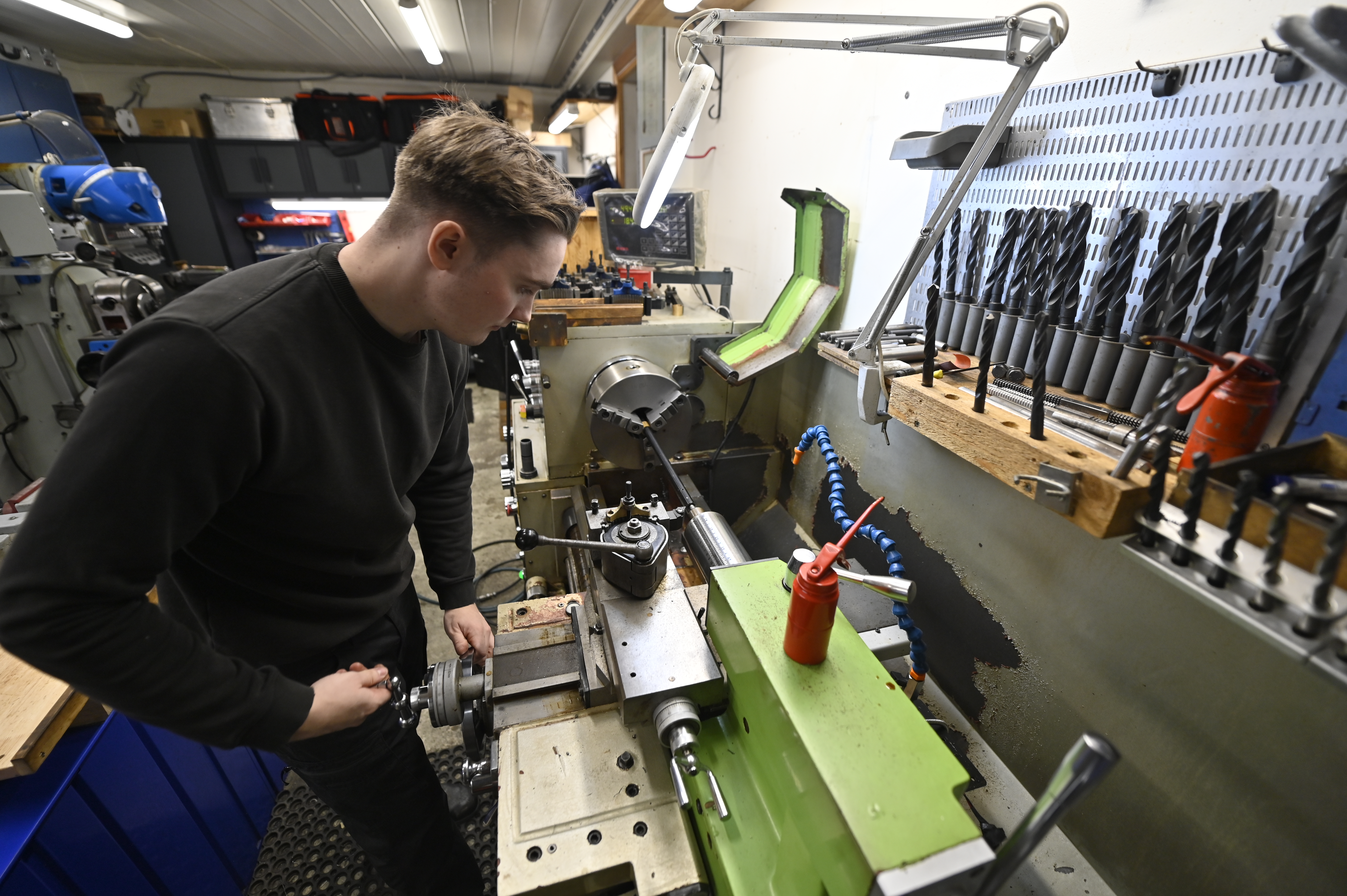 VARIERTE ARBEIDSDAGER: Børsemaker Sander Stana utfører det aller fleste børsemakeroppgaver.   