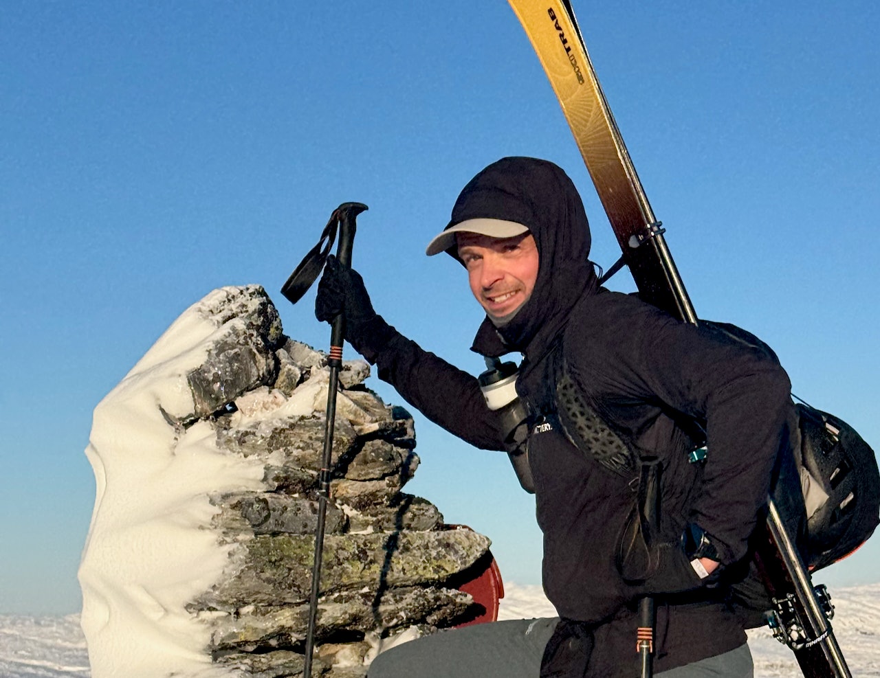 TINDEVEGLEDER: Nortind minnes kollegaen Marius Reistad Martenson som omkom i snøskredet i Jordalen. Foto: Tor Henrik Larsen mann med ski ved varde