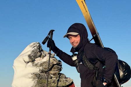 TINDEVEGLEDER: Nortind minnes kollegaen Marius Reistad Martenson som omkom i snøskredet i Jordalen. Foto: Tor Henrik Larsen mann med ski ved varde
