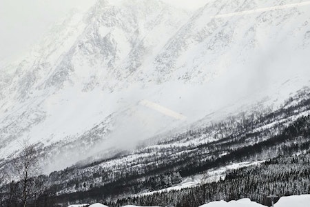 SKREDAKTIVITET: Det går stadig snøskred i Lyngen. Dette skredet gikk 21. mars. Foto: Erlend@rkh-skredgruppe/varsom.no snøskred i fjellet