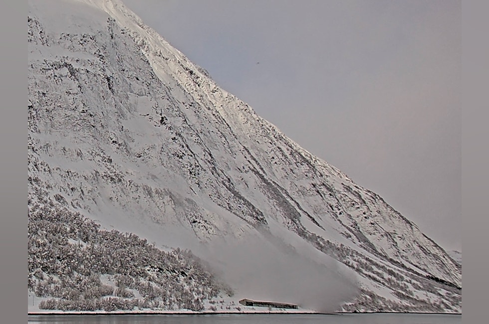 snøskred som når fjorden