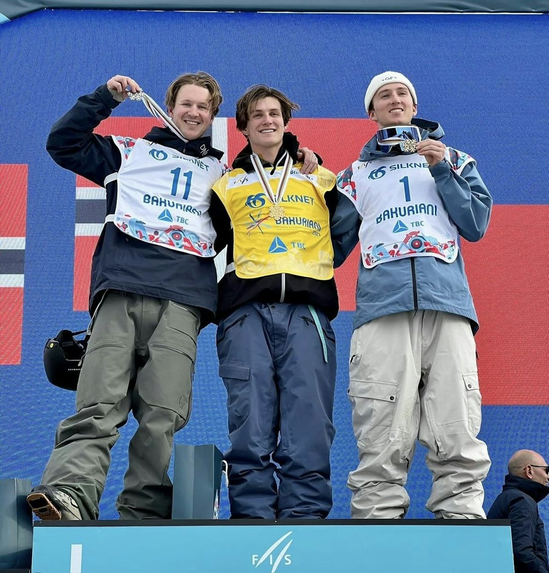 BAKURIANI 2023: Birk Ruud og Christian Nummedal med dobbelt norsk under forrige VM. Foto: Freeskilandslaget DOBBELT NORSK: Birk Ruud og Christian Nummedal skaffet Norge dobbel medalje i VM-finalen i slopestyle. Birk Ruud tok gull, Christian Nummedal sølv og Andri Ragettli fra Sveits tok bronse. Foto: Freeskilandslaget