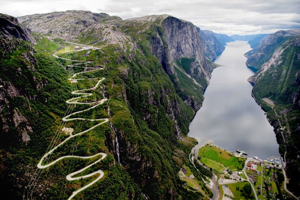 VILL OG VILLERE: Hva er drøyest? Den naturskapte fjorden, eller den menneskeskapte veien? Foto: Lysefjorden 365. VILL OG VILLERE: Hva er drøyest? Den naturskapte fjorden, eller den menneskeskapte veien? Foto: Lysefjorden 365.