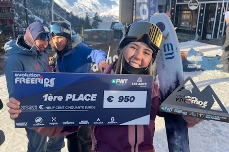 LEDER KVALIKSERIEN: Vilde Fimreite er best av alle i Freeride World Qualifier når bare en fire-stjerners konkurranse gjenstår. Forrige uke vant hun i Les Arcs -og backflippen som sikra seieren, ser du i artikkelen. Foto: Privat blid jente med ski og stor sjekk