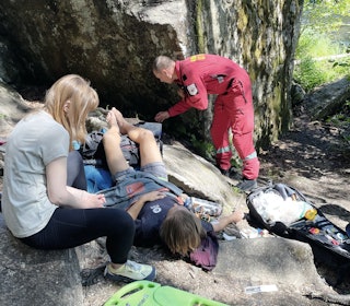 DRAMA: Brage Steen får hjelp etter ulykken hvor han falt 18 meter. Foto: Andzelika Andruskaite skadet klatrer får hjelp