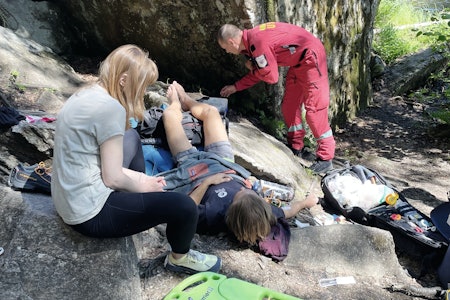 DRAMA: Brage Steen får hjelp etter ulykken hvor han falt 18 meter. Foto: Andzelika Andruskaite skadet klatrer får hjelp