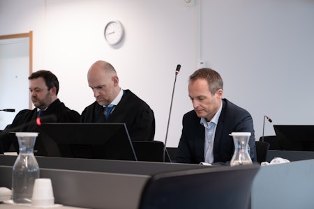 KREVER ERSTATNING: Styrkeprøven AS, representert ved styreleder Terjemyklebust (fra høyre), advokat Espen Auberg og advokat Jan Bender fra Nova, krever Sogn CK for 2,78 millioner kroner for det de mener er ugyldig kontraksbrudd. Foto: Henrik Alpers. KREVER ERSTATNING: Styrkeprøven AS, representert ved styreleder Terjemyklebust (fra høyre), advokat Espen Auberg og advokat Jan Bender fra Nova, krever Sogn CK for 2,78 millioner kroner for det de mener er ugyldig kontraksbrudd. Foto: Henrik Alpers.
