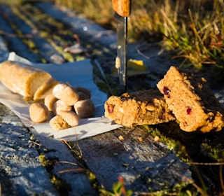 SØTT LOKKEMIDDEL: Å vera sliten og trøytt, vita at det er langt att til toppen, men så å komma på at du har noko utruleg godt i sekken eller lomma. Foto: Sigrid Henjum havrebar energibar turmat