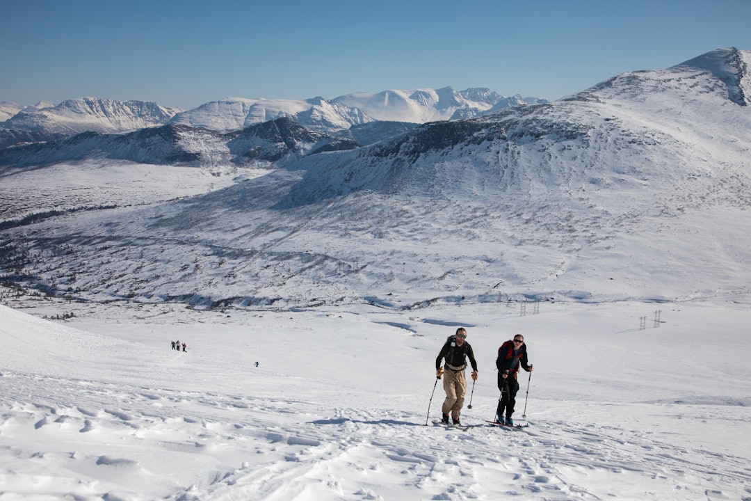 FINE FORHOLD: Det finnes snø i fjellet - slik så det ut på Nordmøre søndag 23.mars i år. Foto: Tore Meirik to personer på skitur