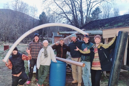 CREW: (F.v.) Fridthjof Pomfritti, Mats Aaboen, Lise Margrethe Aasum Kvernrød, Karl-Henrik Eidesen, Sigurd Gjeldseth, Erlend Sandhaug og William Nicholaisen. en gjeng på 7 stykker poserer for et bilde utendørs. En mann holder et stort bøyd rør i hendene.