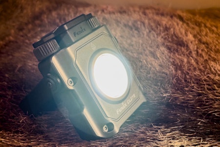 MULTITOOL: Teltlykta Fenix CL27R byr på allsidige bruks- og festemuligheter, både som campinglykt og som batteribank.  MULTITOOL: Teltlykta Fenix CL27R byr på allsidige bruks- og festemuligheter, både som campinglykt og som batteribank.