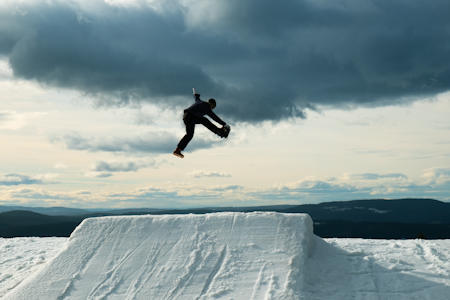 VINTAGE TRIKS: På ungdomsskolen brukte Alma og vennene mye tid på å se på snowboardfilmer. Snowboarder i luften etter hopp.