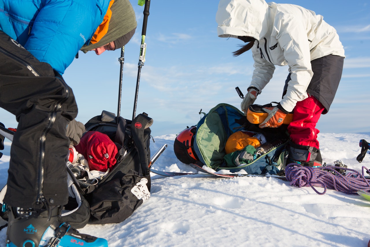 KRAV TIL PLASS: Topptursekken skal romme mye - her får du de beste tipsene fra tindevegleder Marit Svarstad Andresen. Arkivfoto: Tore Meirik to damer osm styrer med sekkene sine