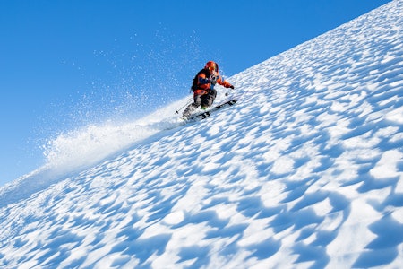 SOMMERSKI: Ivar Løvik kjører sløsj i Jostedalen i august. Foto: Håvard Nesbø SOMMERSKI: Ivar Løvik kjører sløsj i Jostedalen i august. Foto: Håvard Nesbø