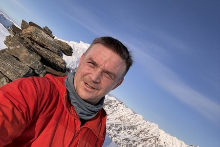 ERFAREN: Frode Hansen er fagleder skred i Lyngen Røde Kors, og har mer innsikt i skredulykkene i Lynsgalpene enn de fleste. Han er bekymret ferdselsmønsteret til mange av skituristene i Lyngen: – Det er ofte mye folk i de samme hengene samtidig, sier han. Foto: Privat mann på fjelltopp