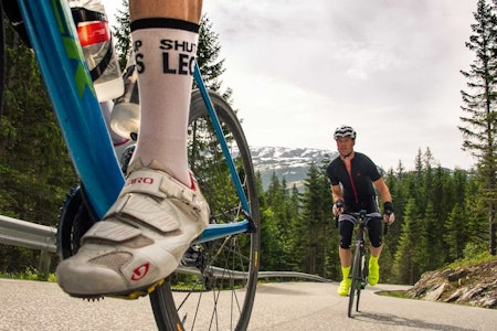 TIL FJELLS! David Støre trimmer klatrebena fra Teigdalen, før det bikker nedover i Eksingedalen. Foto: Henrik Alpers. TIL FJELLS! David Støre trimmer klatrebena fra Teigdalen, før det bikker nedover i Eksingedalen. Foto: Henrik Alpers.