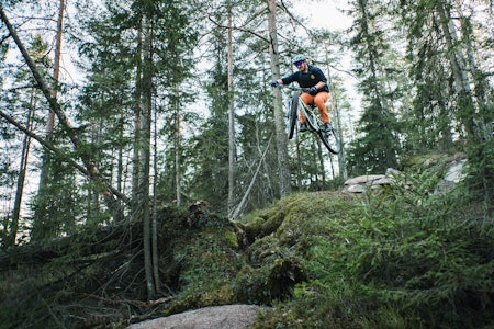 SVEV: Rune Vanghagen demonstrer hvor høyt man kan gå i skogen på Romsås. Foto: Sigurd Ekeli Grimsby SVEV: Rune Vanghagen demonstrer hvor høyt man kan gå i skogen på Romsås. Foto: Sigurd Ekeli Grimsby