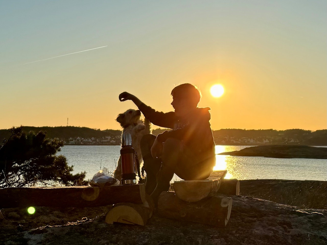 FÅ METER OVER HAVET: Veien til fine naturopplevelser trenger ikke å være så lang. Foto: Jon Arve Holmberg solnedgang ved sjøen