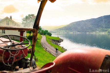 BRUDEFERD I HARDANGER: Eller sykkeltur rundt Lustrafjorden. Vakkert er det okke som. Foto: Henrik Alpers. BRUDEFERD I HARDANGER: Eller sykkeltur rundt Lustrafjorden. Vakkert er det okke som. Foto: Henrik Alpers.