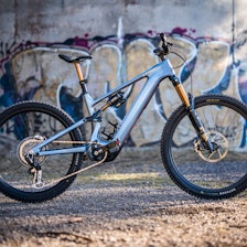 NY MÅLESTOKK: Specialized Levo 4 S-Works setter ny standard for kraft, batteristørrelse og pris. Foto: Sigurd Ekeli Grimsby sykkel oppstilt foran betongsøyle