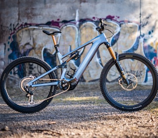 NY MÅLESTOKK: Specialized Levo 4 S-Works setter ny standard for kraft, batteristørrelse og pris. Foto: Sigurd Ekeli Grimsby sykkel oppstilt foran betongsøyle