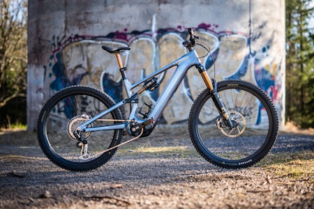 NY MÅLESTOKK: Specialized Levo 4 S-Works setter ny standard for kraft, batteristørrelse og pris. Foto: Sigurd Ekeli Grimsby sykkel oppstilt foran betongsøyle