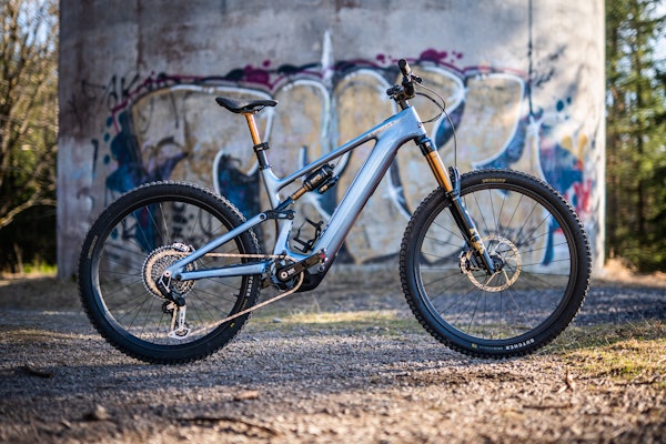 NY MÅLESTOKK: Specialized Levo 4 S-Works setter ny standard for kraft, batteristørrelse og pris. Foto: Sigurd Ekeli Grimsby sykkel oppstilt foran betongsøyle