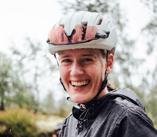 SOLSTRÅLE: Signe Koch, kjøresterk rundbanesyklist som holder humøret oppe en regntung, norsk sommerdag. Foto: Steff Gutovska SOLSTRÅLE: Signe Koch, kjøresterk rundbanesyklist som holder humøret oppe en regntung, norsk sommerdag. Foto: Steff Gutovska