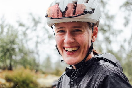 SOLSTRÅLE: Signe Koch, kjøresterk rundbanesyklist som holder humøret oppe en regntung, norsk sommerdag. Foto: Steff Gutovska SOLSTRÅLE: Signe Koch, kjøresterk rundbanesyklist som holder humøret oppe en regntung, norsk sommerdag. Foto: Steff Gutovska