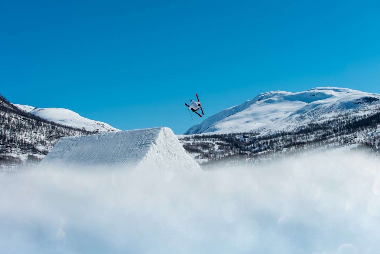MYRKDALEN: Etter fire år på rad i Trysil, arrangeres årets Norgesmesterskap i Myrkdalen. Foto: Skiforbundet Myrkdalen freeskier gjør triks