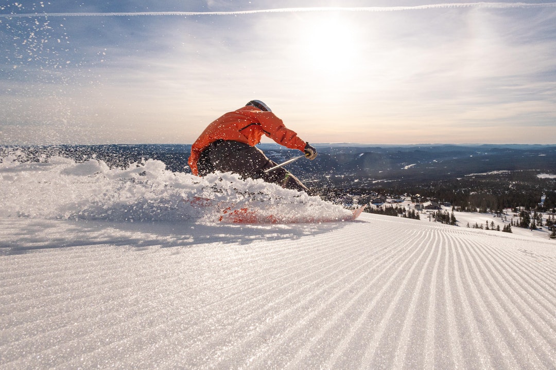 SLUSH: Holder været seg som meldt, blir det mulig å ta svinger gjennom påskeslushen i Trysil. Foto: Ola Matsson Skikjører tar en sving i Trysil